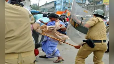 हिंदमोटर कारखाने में पुलिस ने महिलाओं पर बरसायीं लाठियां