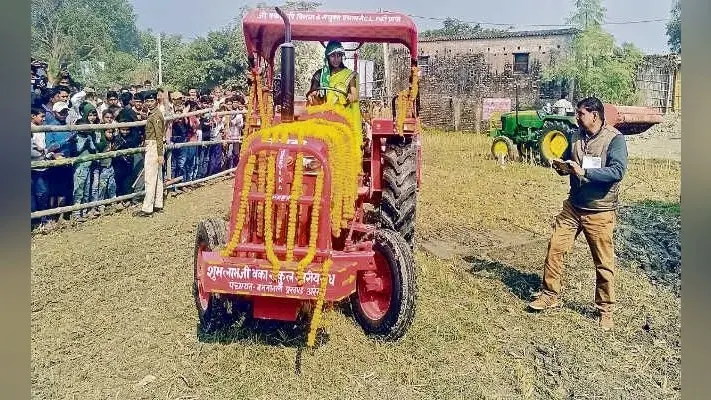 पूर्वी चंपारण : …जब सीएम नीतीश कुमार के सामने ट्रैक्टर लेकर खेत में उतर गयीं जीविका दीदी