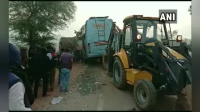 मध्य प्रदेश के रीवा में खड़े ट्रक से टकराई तेज रफ्तार बस, 10 लोगों की मौत, कई घायल