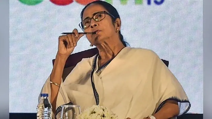 खस्ताहाल अर्थव्यवस्था पर ध्यान देने का समय है न कि धार्मिक मुद्दों पर : ममता बनर्जी