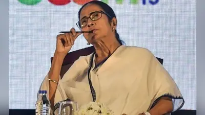 खस्ताहाल अर्थव्यवस्था पर ध्यान देने का समय है न कि धार्मिक मुद्दों पर : ममता बनर्जी