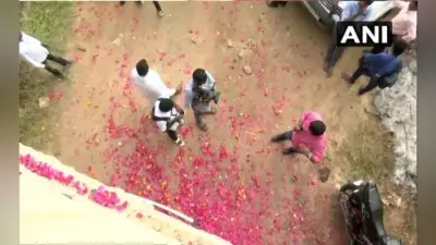 हैदराबाद रेप-मर्डर: मुठभेड़ की जगह पहुंचे लोग, पुलिस के समर्थन में नारे, बरसे फूल, खिलाई मिठाई