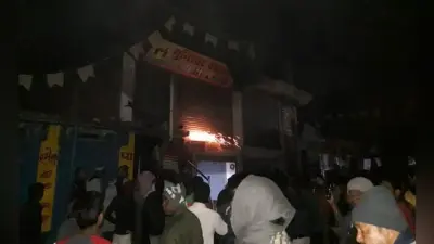 हजारीबाग : इचाक के मुनेश्वर वस्त्रालय में लगी भीषण आग, लाखों का नुकसान