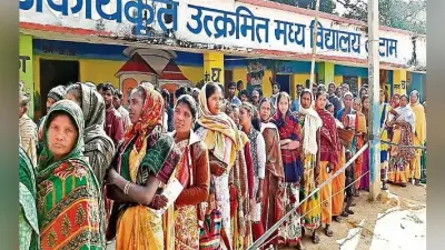 तोरपा : दिखा उत्साह, मतदान कर्मी तीन किमी पैदल पहुंचे