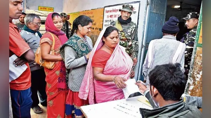 यही है लोकतंत्र की ताकत : कभी चुनाव का बहिष्कार करनेवाले नक्सली कुंदन पाहन का पूरा परिवार वोट देने खड़ा था कतार में