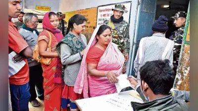 यही है लोकतंत्र की ताकत : कभी चुनाव का बहिष्कार करनेवाले नक्सली कुंदन पाहन का पूरा परिवार वोट देने खड़ा था कतार में