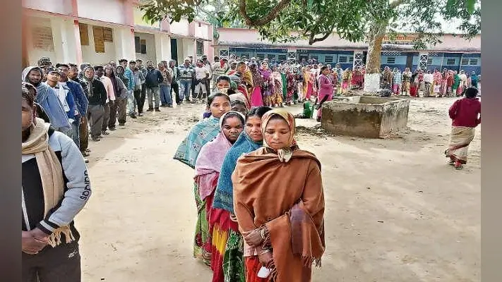 मनोहरपुर : नक्सली फरमान के बाद भी बूूथों पर सुबह से रही कतार