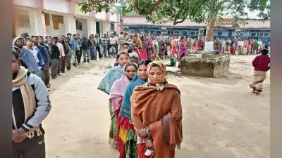 मनोहरपुर : नक्सली फरमान के बाद भी बूूथों पर सुबह से रही कतार