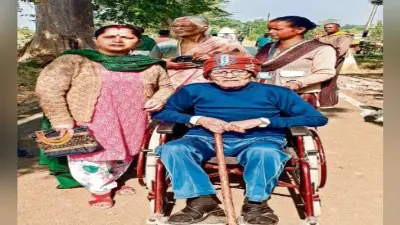 चक्रधरपुर : महिला बूथों पर वोटरों को दिये गये गुलाब