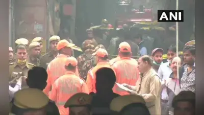 #DelhiFire: दिल्ली के अनाज मंडी में आग: फैक्ट्री मालिक की तलाश, हिरासत में बिल्डिंग मालिक का भाई