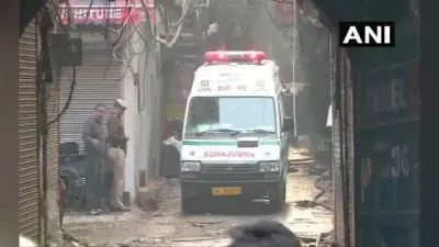 दिल्ली अग्निकांडः अपनों की तलाश में दर-दर भटक रहे हैं श्रमिकों के परिजन, रो-रोकर हुआ बुरा हाल