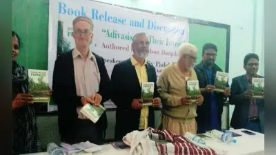 ग्लैडसन डुंगडुंग की पुस्तक ”आदिवासी और देयर फॉरेस्ट” का विमोचन