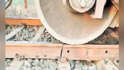 टूटी पटरी पर गुजरी मालगाड़ी की चार बोगियां, हादसा टला