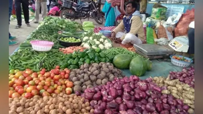 गुमला में मुर्गा व प्याज की कीमत हुई बराबर, सब्जियां खरीदने में लोगों की जेब हो रही ढीली