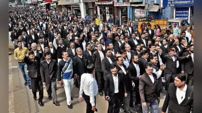 रांची : साथी की हत्या पर बिफरे अधिवक्ता कार्य बहिष्कार कर निकाला जुलूस