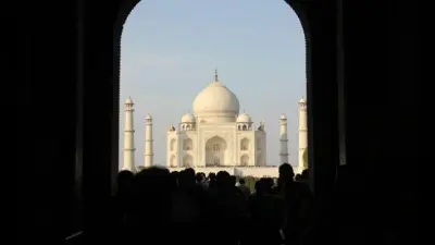 ताजमहल देखने आये थे भारत, इजी मनी पॉलिसी से बटोरने लगे रुपये