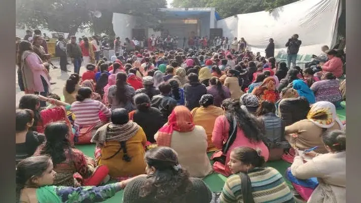 बलात्कारियों को फांसी देने की मांग को लेकर दिल्ली महिला आयोग का मार्च