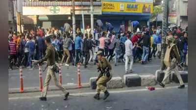 असम: ट्रेन पर आग लगाने पर उतारू थी भीड़, सेना ने यूं बचाया सैकड़ों यात्रियों को