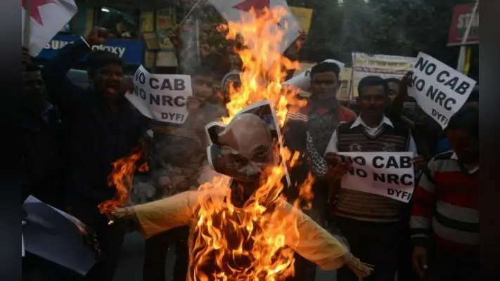 कैब के खिलाफ कोलकाता के विभिन्न इलाकों में हिंसक प्रदर्शन, कहीं रेल अवरोध तो कहीं टायर जलाकर किया गया विरोध
