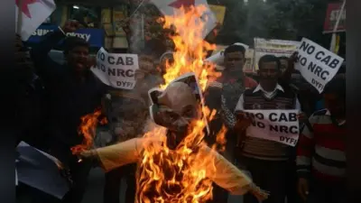 कैब के खिलाफ कोलकाता के विभिन्न इलाकों में हिंसक प्रदर्शन, कहीं रेल अवरोध तो कहीं टायर जलाकर किया गया विरोध