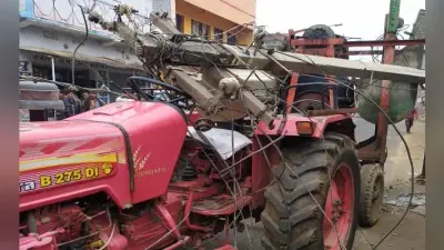 झारखंड के लातेहार में ट्रैक्टर की टक्कर से बिजली का खंभा टूटा, ट्रैक्टर पर गिरा
