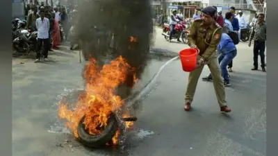 CAB: बंगाल में कई जगहों पर सड़कें अवरुद्ध, दुकानों में तोड़-फोड़, जलाए गये टायर