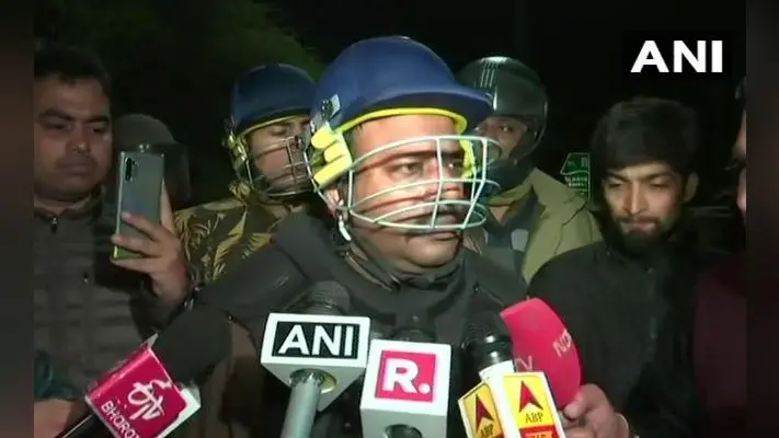 जामिया प्रशासन ने पुलिस पर जबरन परिसर में घुसने का लगाया आरोप, सोमवार को बंद रहेंगे स्कूल