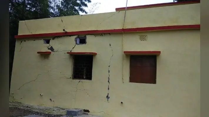 खूंटी: नक्सलियों ने सामुदायिक भवन को बम से उड़ाया