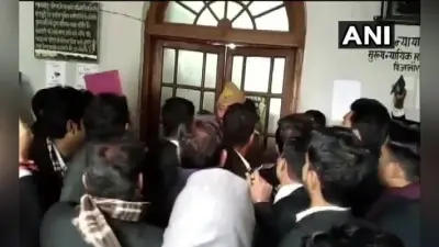 सीजेएम कोर्ट में गोलीबारी : एक की मौत, दो पुलिसकर्मी समेत तीन घायल