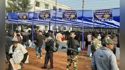 पांचवें और अंतिम चरण का चुनाव कराने के लिए मतदानकर्मी अपने केंद्रों की ओर रवाना