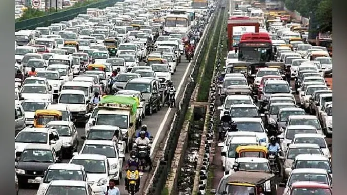 दिल्ली में सड़क जाम, मेट्रो बंद, कई इलाकों में इंटरनेट बंद, धारा 144 लागू
