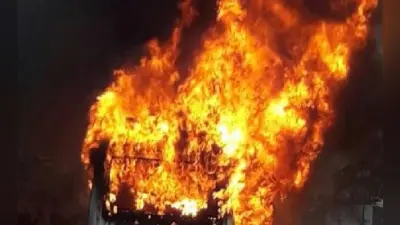 यूपी में नये नागरिकता कानून का विरोध, दो सरकारी बसों में लगायी आग, इंटरनेट सेवा ठप