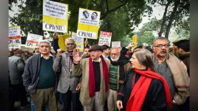 CAA : प्रदर्शनकारियों की गांधीगिरी, पुलिसवालों को दिया गुलाब का फूल