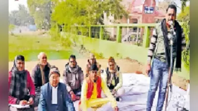 कनकनी के बीच अनशन पर बैठे लोग