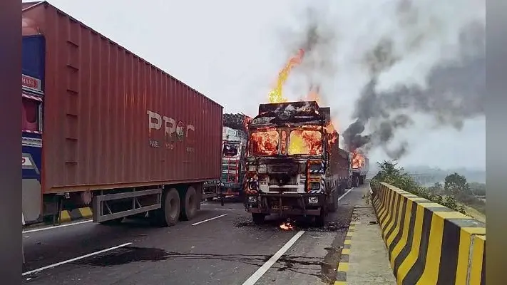 मधुबनी : ट्रक की ठोकर से शिक्षक की मौत पर बवाल, 14 ट्रकों को फूंक डाला
