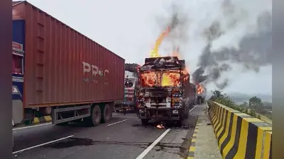 मधुबनी : ट्रक की ठोकर से शिक्षक की मौत पर बवाल, 14 ट्रकों को फूंक डाला