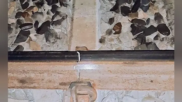 बक्सर में चटकी पटरी, बाल बाल बची राजधानी एक्सप्रेस