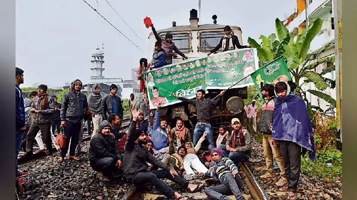 बिहार बंद के दौरान : जगह-जगह रोकीं ट्रेनें, यात्री परेशान