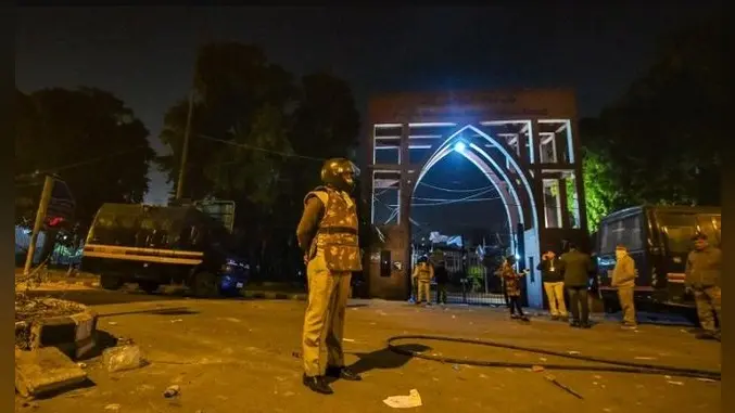 जामिया ने मानव संसाधन विकास मंत्रालय को सौंपी रिपोर्ट, पुलिस कार्रवाई की न्यायिक जांच की मांग