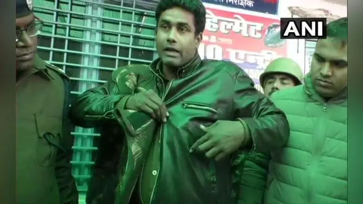 नागरिकता कानून पर हिंसाः फिरोजाबाद में सिक्कों ने बचायी कॉन्स्टेबल की जान