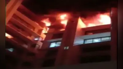 मुंबई के रिहायशी इमारत में लगी भीषण आग, चार लोग बचाये गये