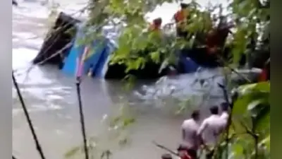 इंडोनेशिया में बस खड्ड में गिरी, 27 लोगों की मौत