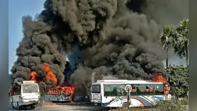 वैशाली : दुर्घटना में पिता-पुत्र की मौत ग्रामीणों ने दो बस और एक ट्रक फूंका