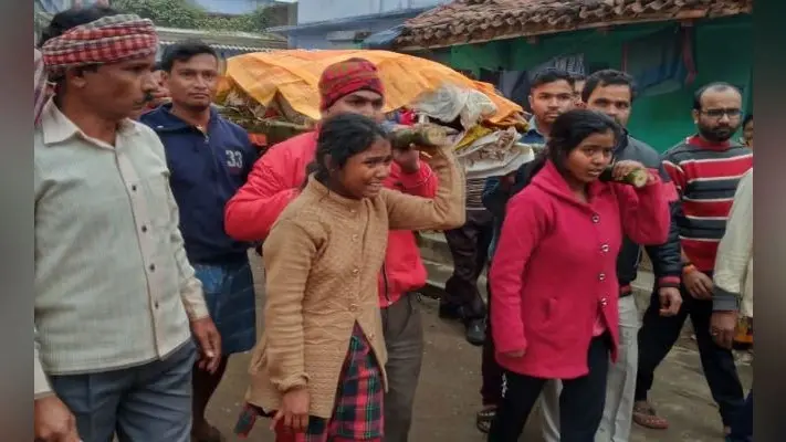 कसमार : बेटियों ने दिया पिता की अर्थी को कंधा, निर्मल प्रजापति की अचानक हो गयी थी मौत