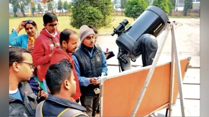बादलों की लुकाछिपी के बीच दिखा साल का आखिरी सूर्यग्रहण