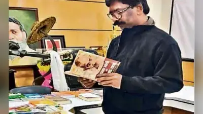 रांची : भेंट में मिला हेमंत को पुस्तकों का उपहार
