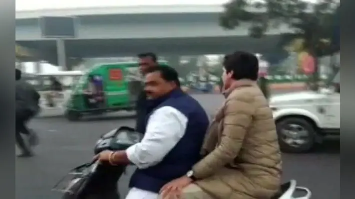 प्रियंका को स्कूटी से ले जाने वाले कांग्रेस नेता का कटा चालान