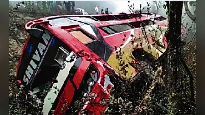 गढ़वा : बस दुर्घटनाग्रस्त, 12 यात्री घायल