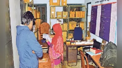 कहीं पीएचसी में चूहे खा जाते हैं ओआरएस, तो कहीं बिन बिजली बेकार पड़े फ्रिज, एसी व पंखे