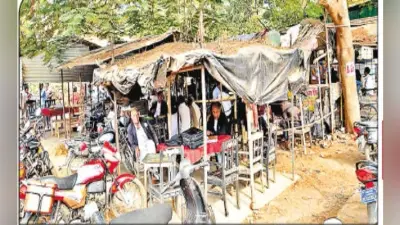 कॉटेज की चाहत में वकीलों की झोपड़ी भी गयी